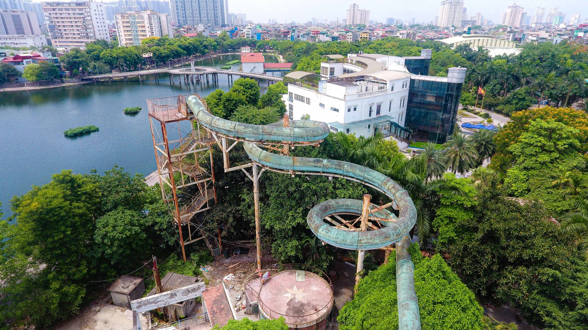 Bắt đầu th&aacute;o dỡ c&ocirc;ng tr&igrave;nh vi phạm b&ecirc;n trong c&ocirc;ng vi&ecirc;n Tuổi trẻ Thủ đ&ocirc; - Ảnh 2.