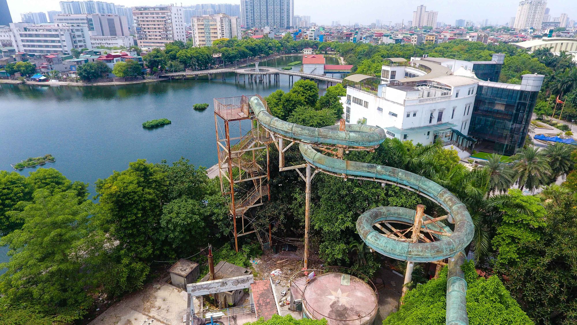 Bắt đầu th&aacute;o dỡ c&ocirc;ng tr&igrave;nh vi phạm b&ecirc;n trong c&ocirc;ng vi&ecirc;n Tuổi trẻ Thủ đ&ocirc; - Ảnh 8.