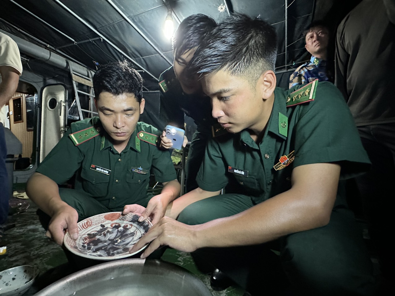 Quảng Ngãi: Tạm giữ nhiều đồ gốm nghi cổ vật - Ảnh 5.