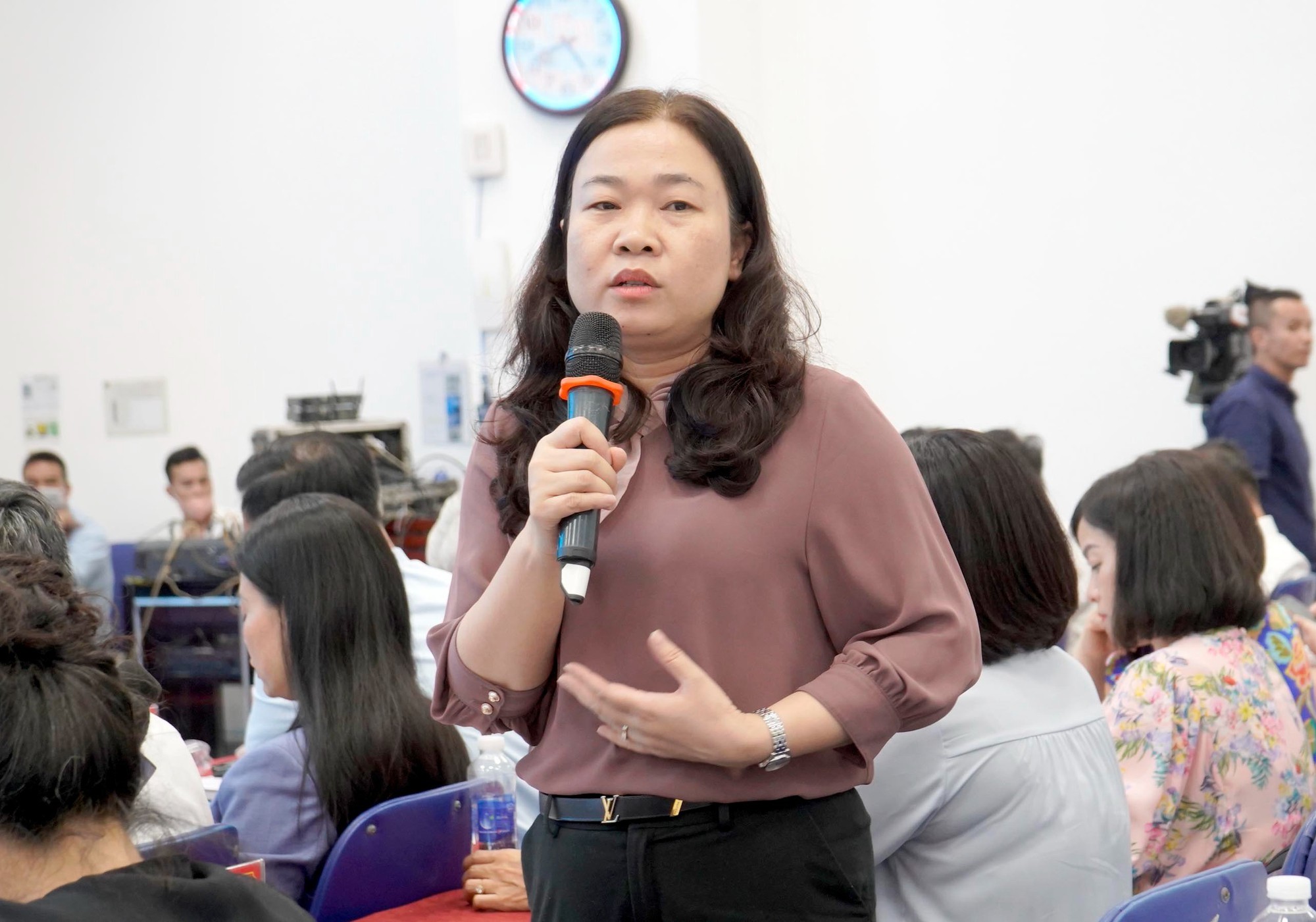 Chủ tịch H&agrave; Nội: Kh&oacute; khăn như n&agrave;y m&agrave; nhiều doanh nghiệp vẫn lợi dụng kẽ hở để h&agrave;nh c&ocirc;ng nh&acirc;n - Ảnh 3.