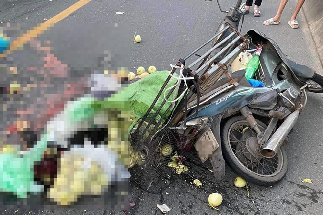Va chạm với xe tải, người phụ nữ bán ổi tử vong thương tâm