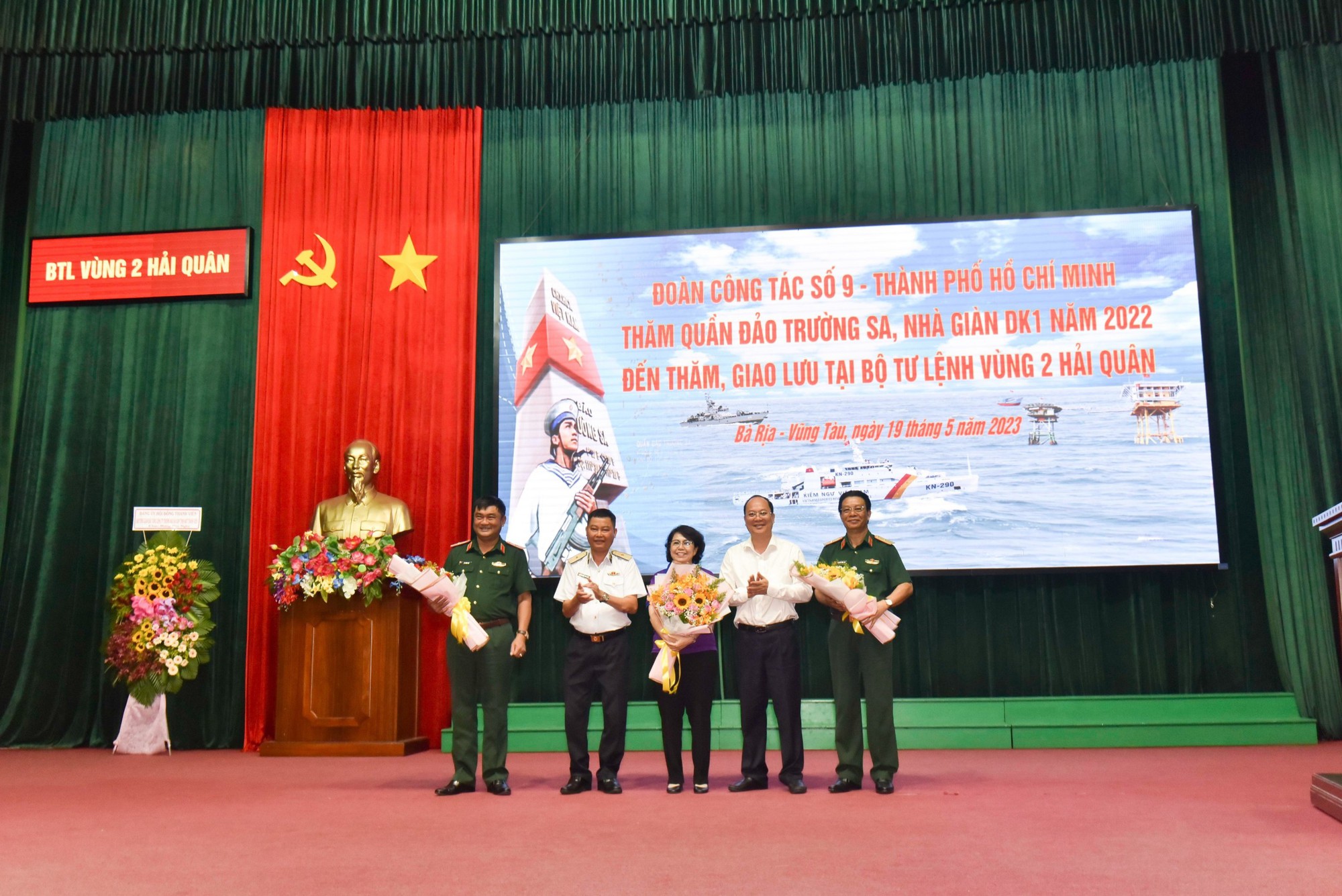 Đoàn đại biểu TP HCM thăm Vùng 2 Hải quân