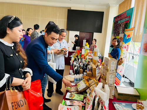 Tiếp sức cho doanh nghiệp hồi sinh (*): Tìm đầu ra cho hàng hóa