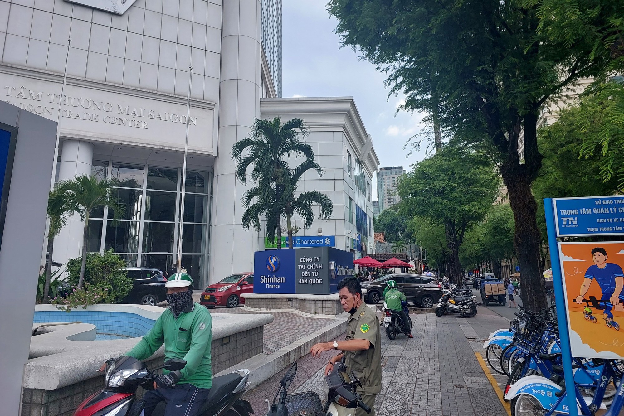 C&ocirc;ng an kiểm tra C&ocirc;ng ty t&agrave;i ch&iacute;nh Shinhan ở quận 1, TP HCM - Ảnh 1.