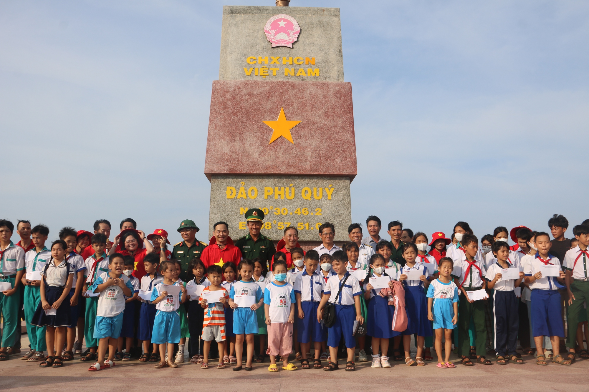 &ldquo;Tự h&agrave;o cờ Tổ quốc&rdquo; đến với đảo tiền ti&ecirc;u Ph&uacute; Qu&yacute; - Ảnh 8.