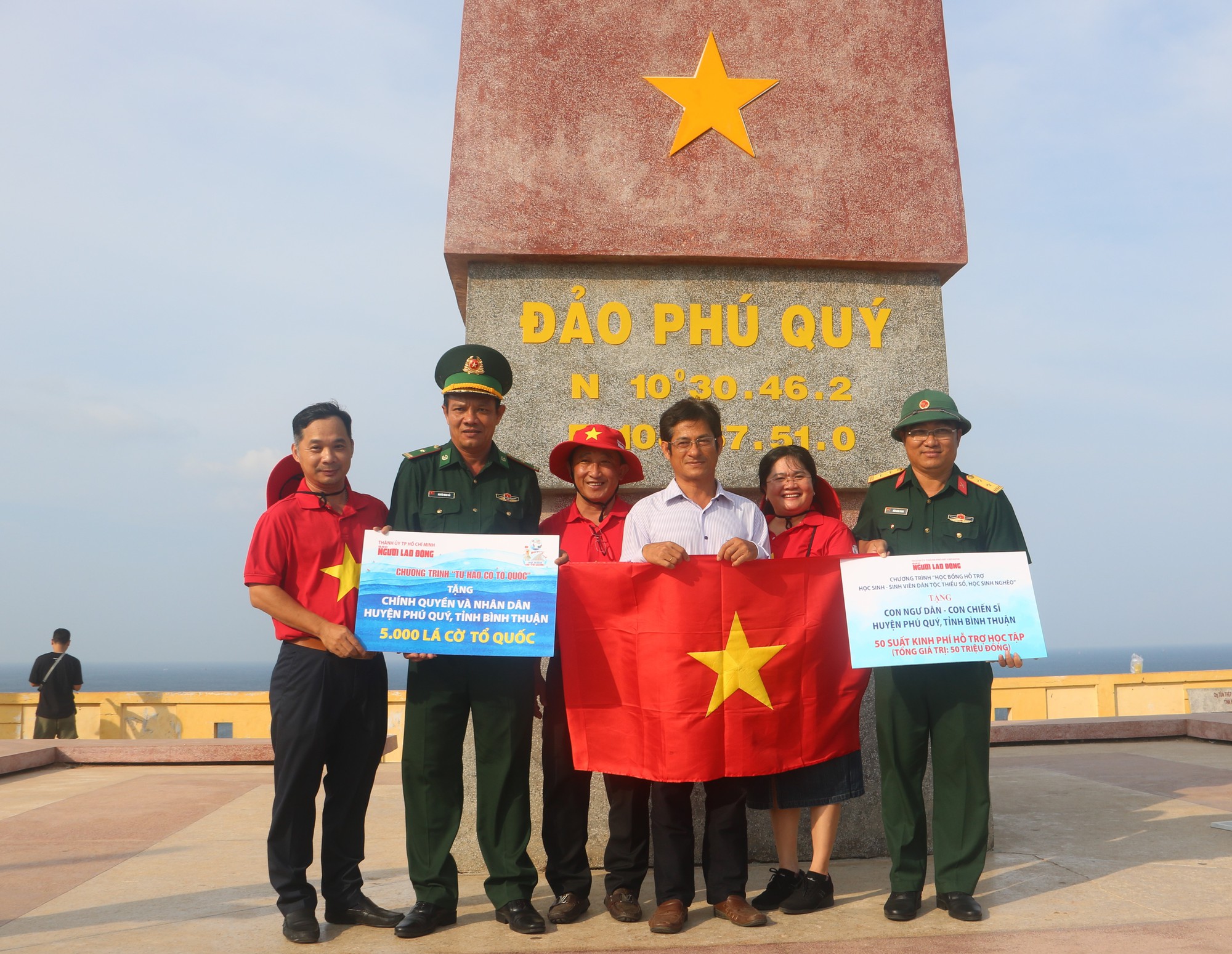 &ldquo;Tự h&agrave;o cờ Tổ quốc&rdquo; đến với đảo tiền ti&ecirc;u Ph&uacute; Qu&yacute; - Ảnh 4.