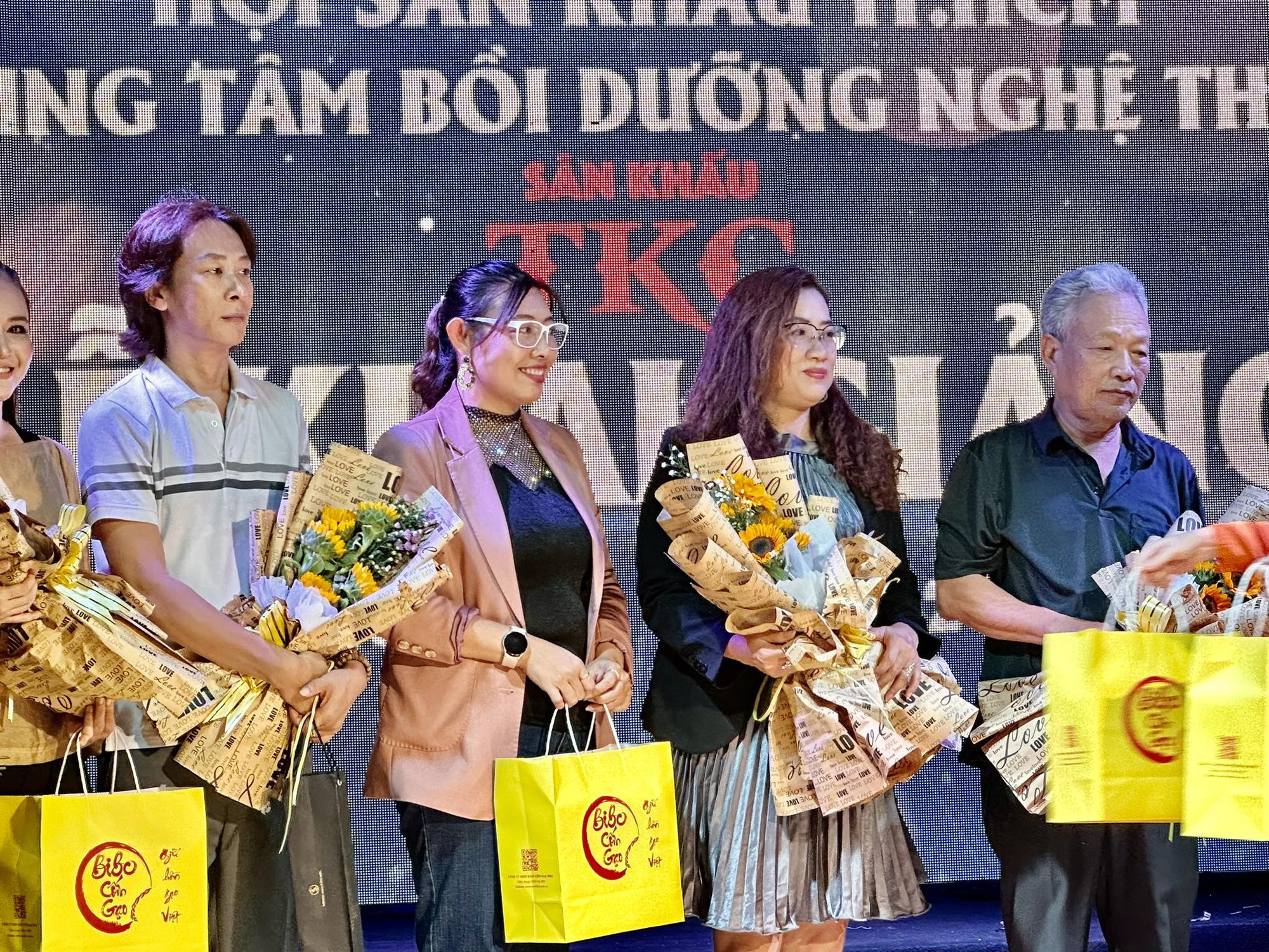 Danh h&agrave;i Ho&agrave;i Linh học nghề đạo diễn - Ảnh 5.