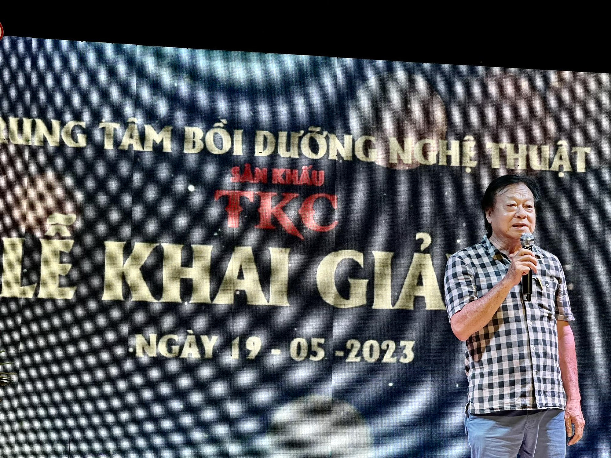 Danh h&agrave;i Ho&agrave;i Linh học nghề đạo diễn - Ảnh 2.