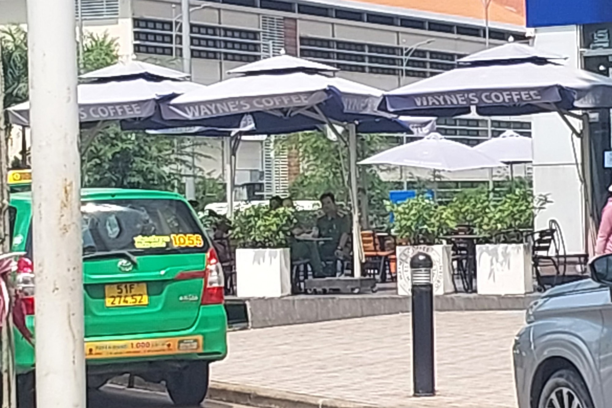 C&ocirc;ng an kiểm tra C&ocirc;ng ty t&agrave;i ch&iacute;nh Shinhan ở quận 1, TP HCM - Ảnh 4.