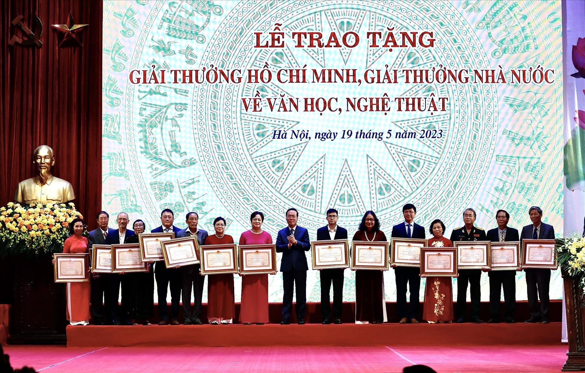 Chủ tịch nước: Khuyến khích văn nghệ sĩ trẻ dấn thân vào thực tiễn rộng lớn - Ảnh 4.