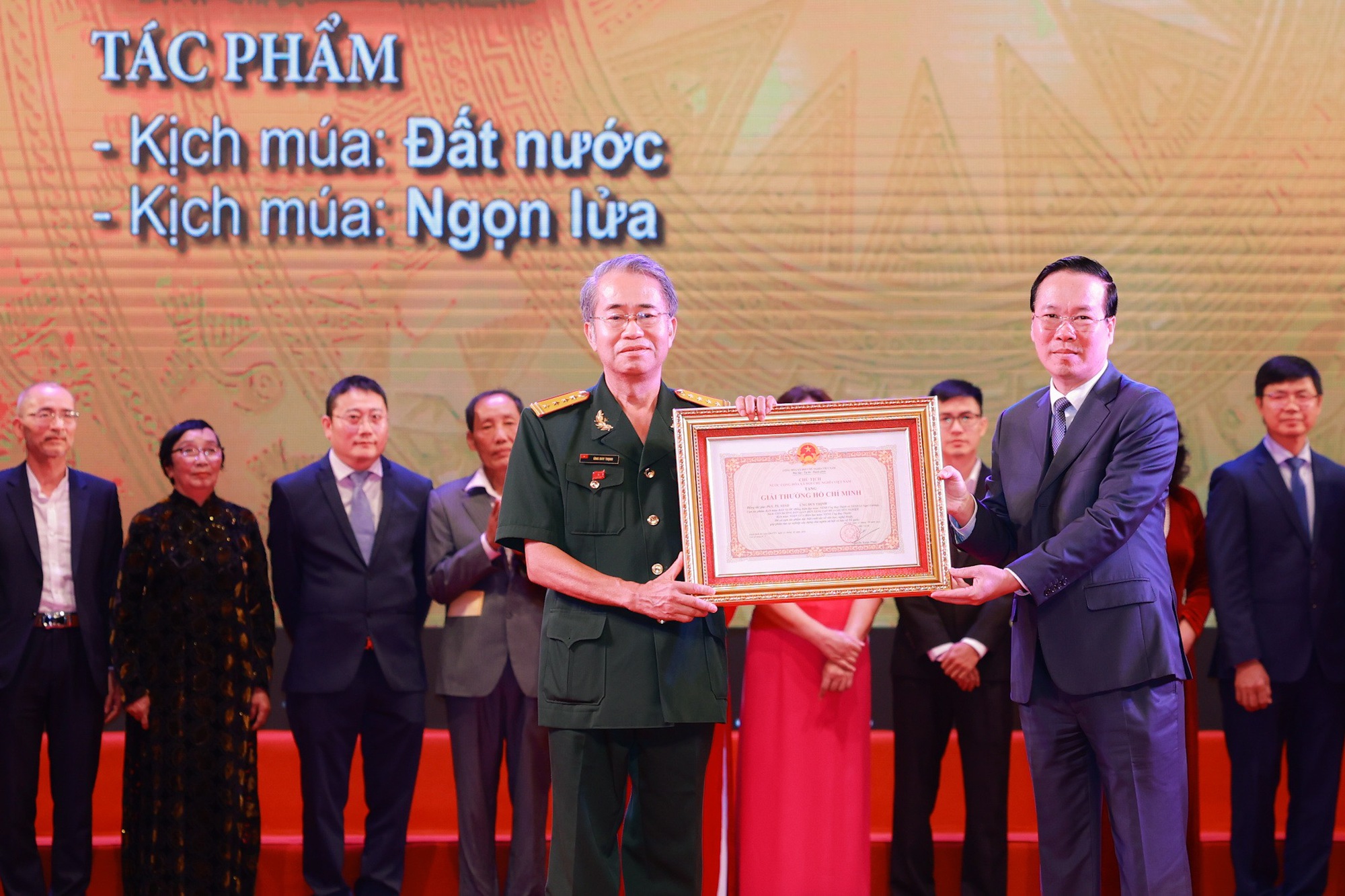 Chủ tịch nước: Khuyến khích văn nghệ sĩ trẻ dấn thân vào thực tiễn rộng lớn - Ảnh 1.