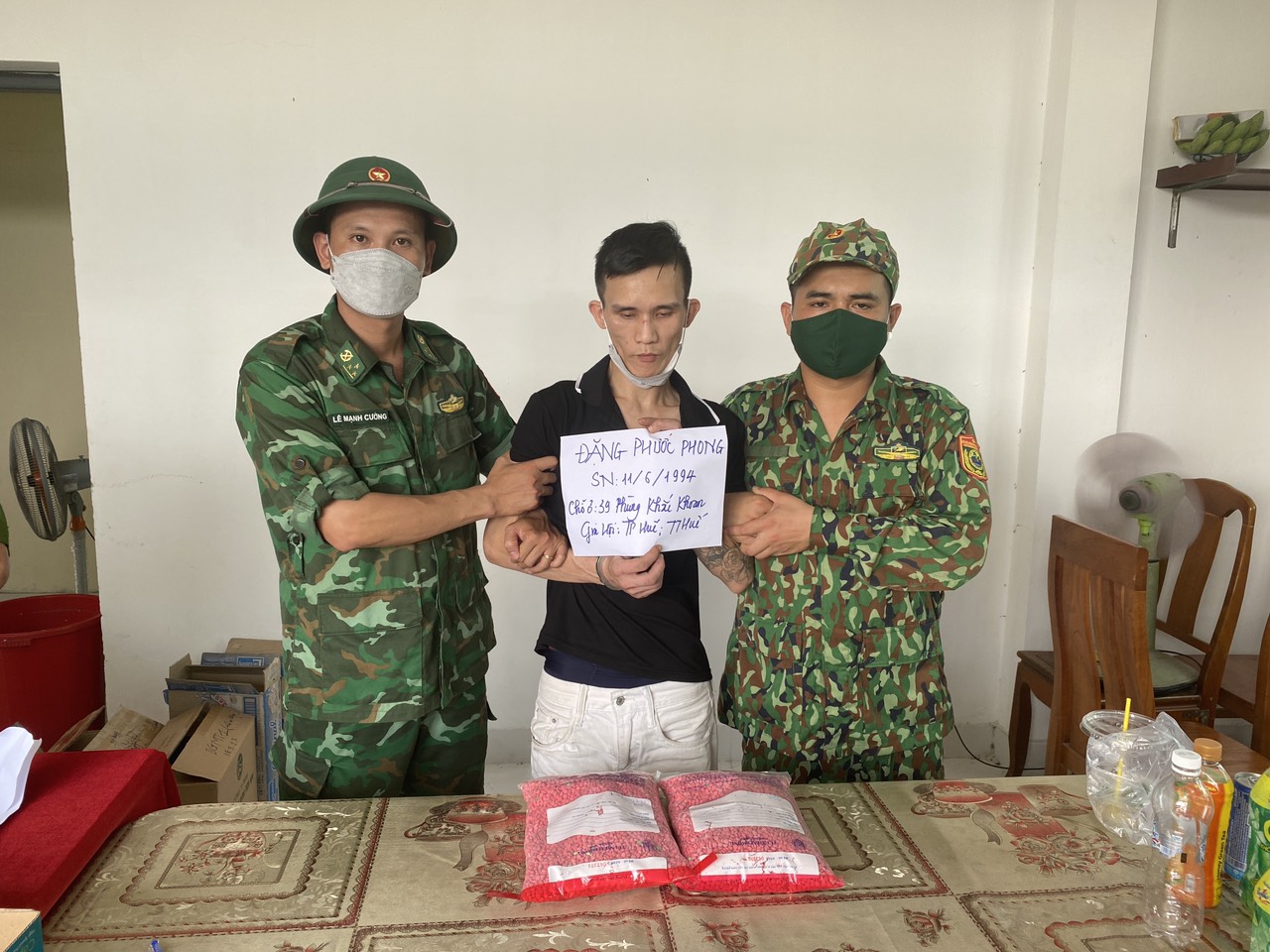 Nhiều lực lượng v&acirc;y bắt thanh ni&ecirc;n vận chuyển ma t&uacute;y  - Ảnh 1.