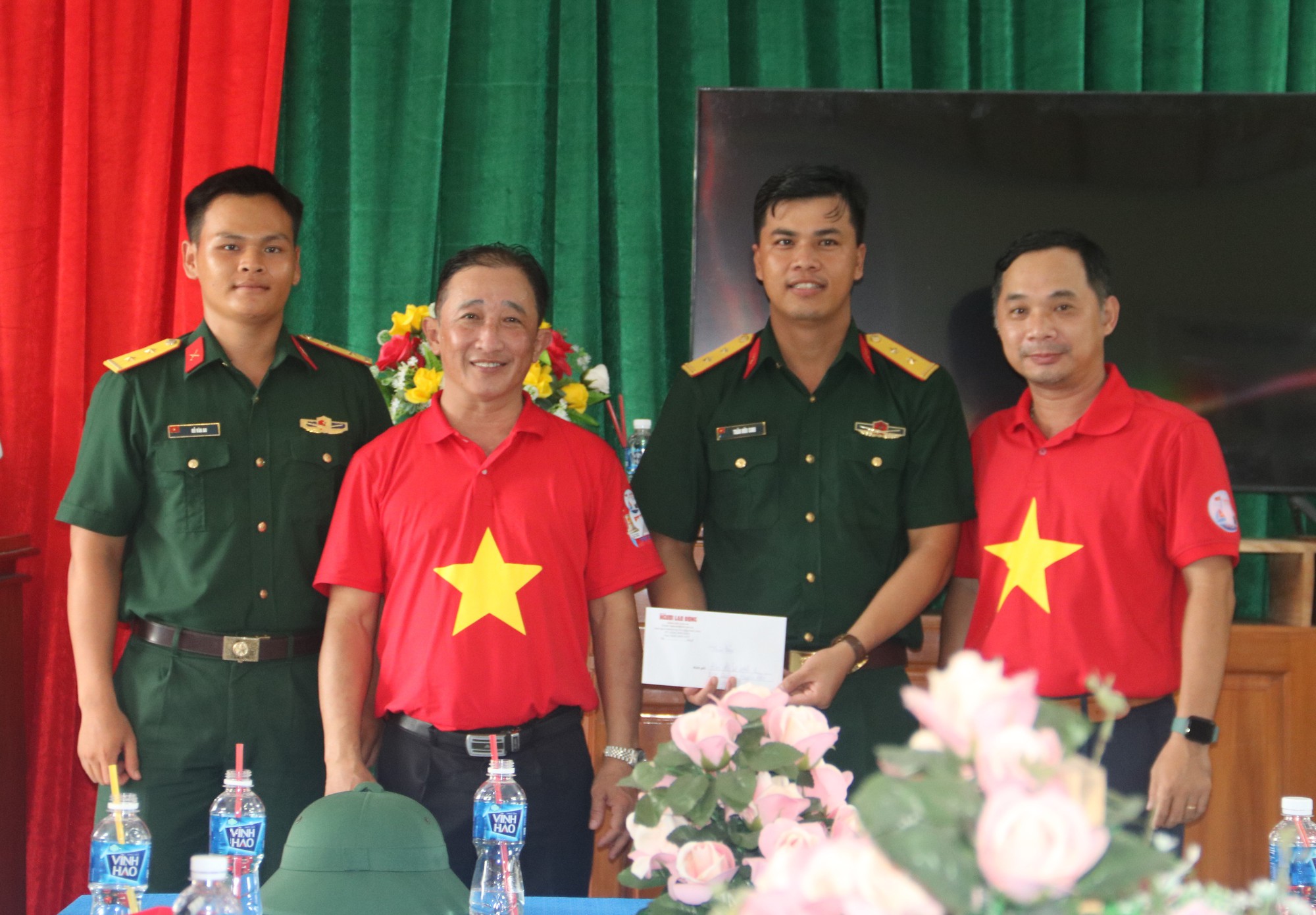 Đường cờ Tổ quốc t&ocirc; thắm huyện đảo Ph&uacute; Qu&yacute; - Ảnh 5.