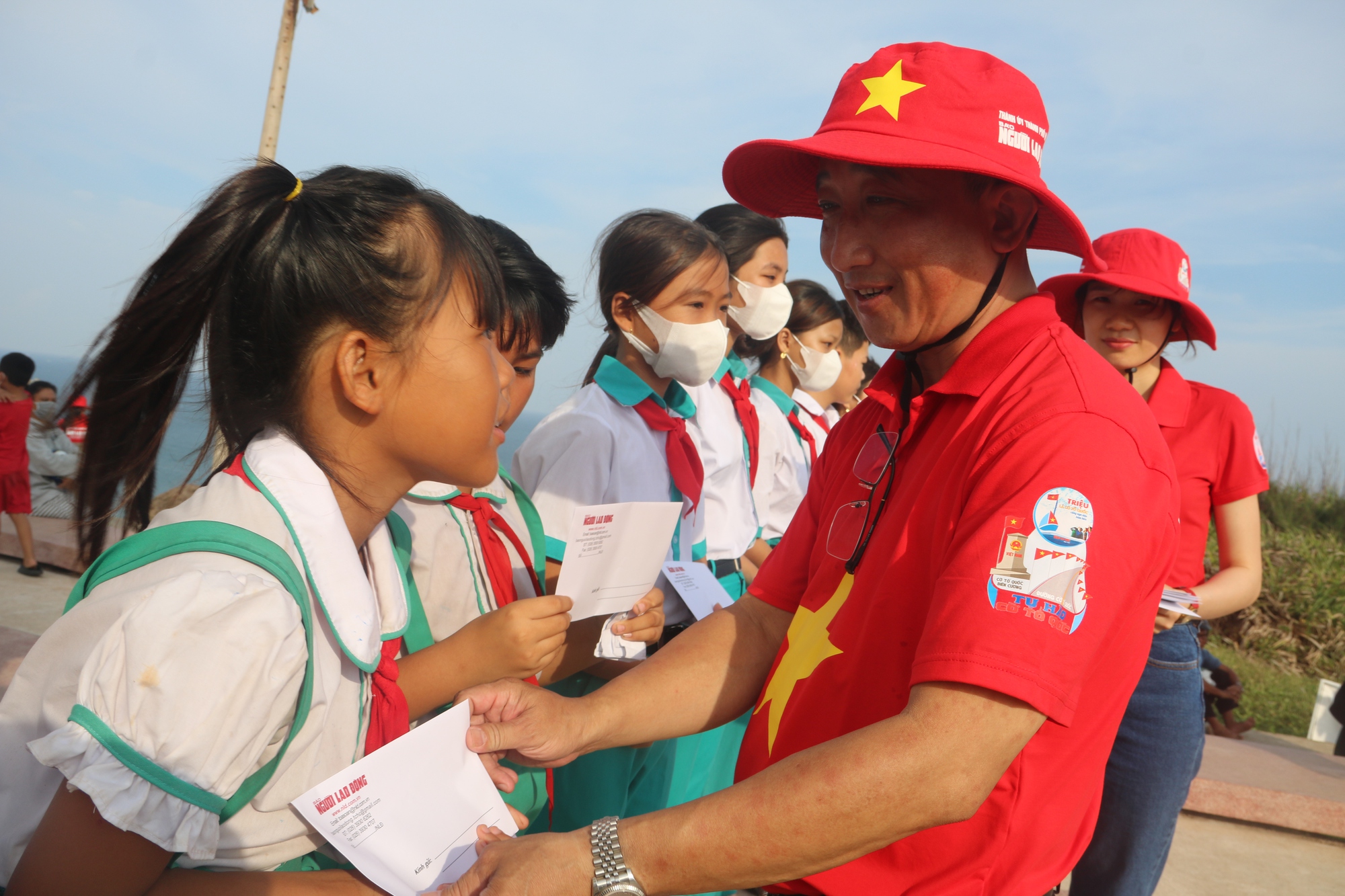 &ldquo;Tự h&agrave;o cờ Tổ quốc&rdquo; đến với đảo tiền ti&ecirc;u Ph&uacute; Qu&yacute; - Ảnh 6.