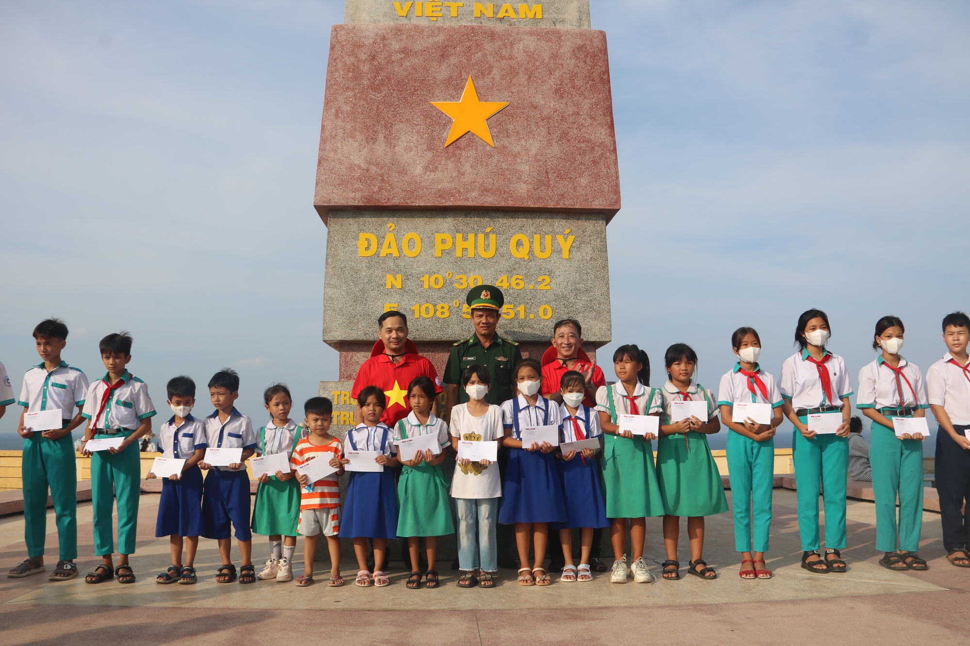 &ldquo;Tự h&agrave;o cờ Tổ quốc&rdquo; đến với đảo tiền ti&ecirc;u Ph&uacute; Qu&yacute; - Ảnh 7.