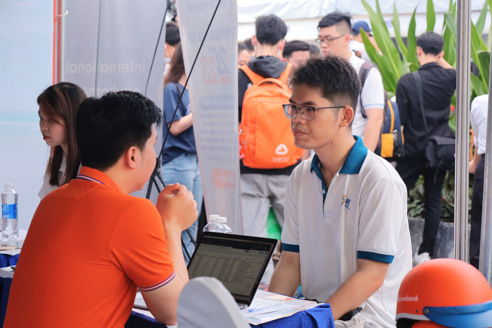 Sinh viên xếp hàng phỏng vấn tìm việc