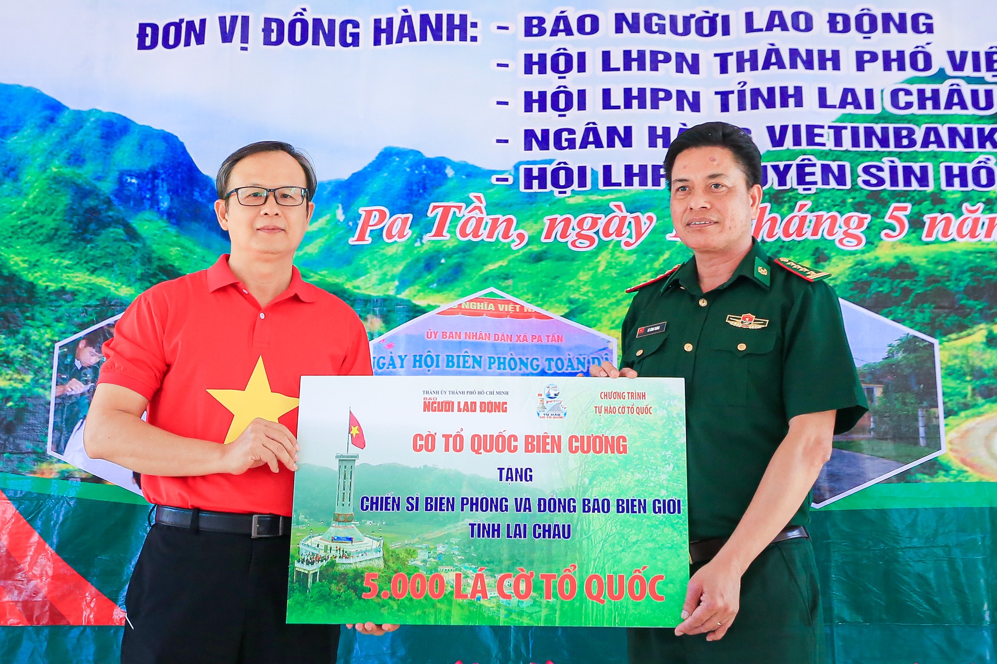 Báo Người Lao Động trao tặng 5.000 lá cờ Tổ quốc tại tỉnh Lai Châu