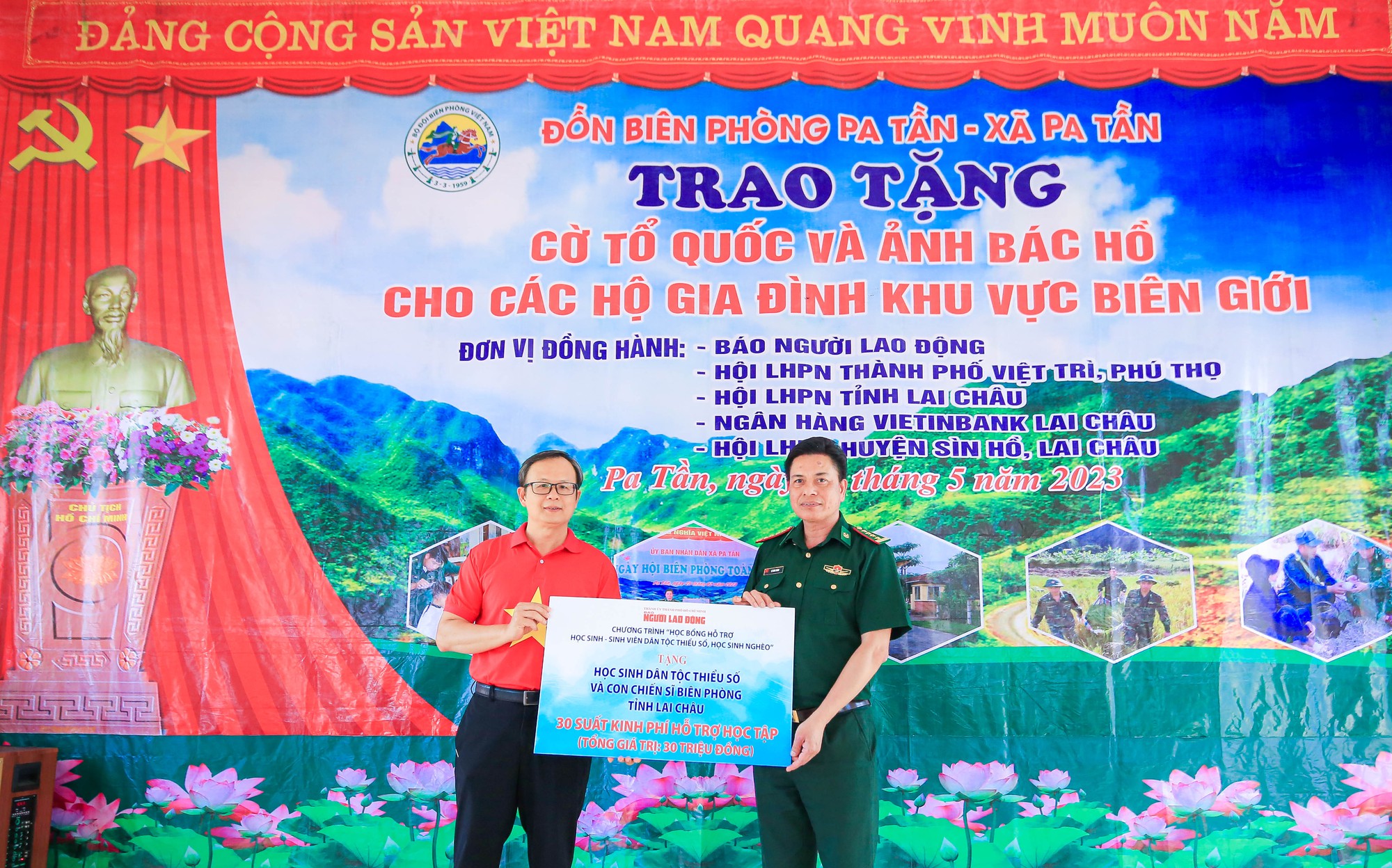Báo Người Lao Động trao tặng 5.000 lá cờ Tổ quốc tại tỉnh Lai Châu - Ảnh 3.