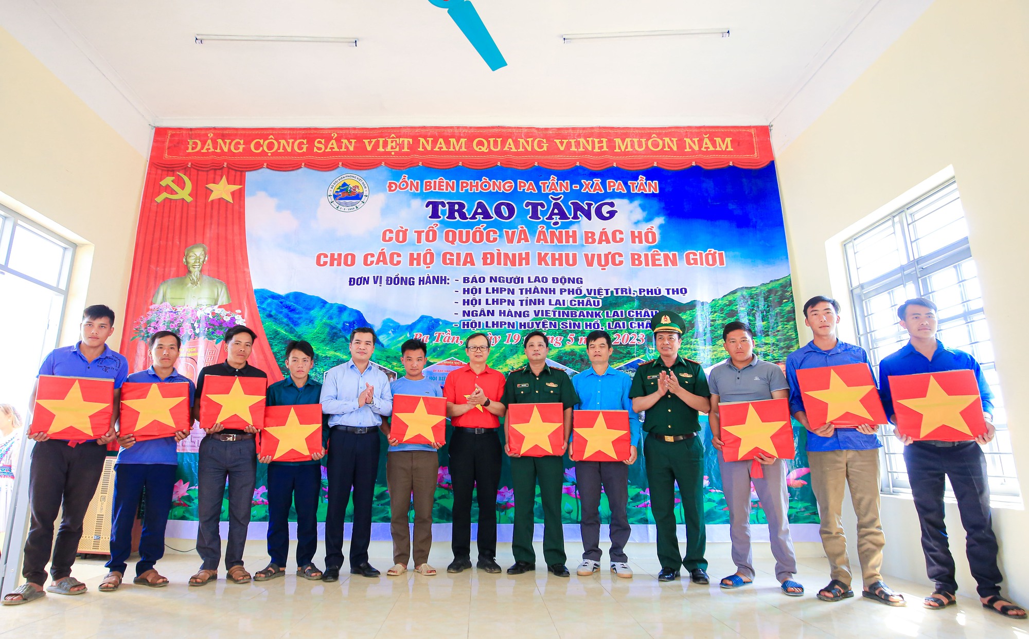 Báo Người Lao Động trao tặng 5.000 lá cờ Tổ quốc tại tỉnh Lai Châu - Ảnh 7.