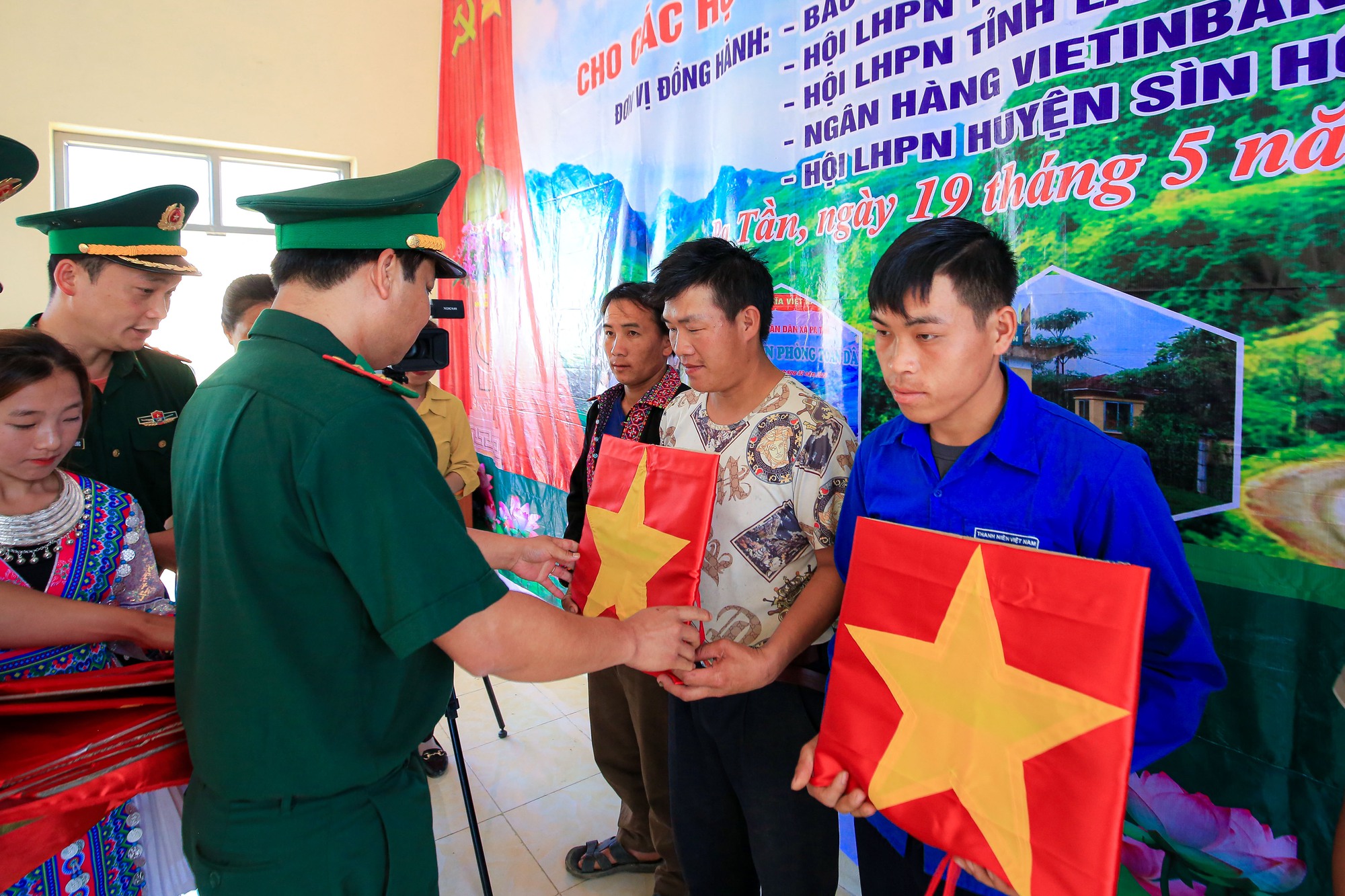 Báo Người Lao Động trao tặng 5.000 lá cờ Tổ quốc tại tỉnh Lai Châu - Ảnh 4.