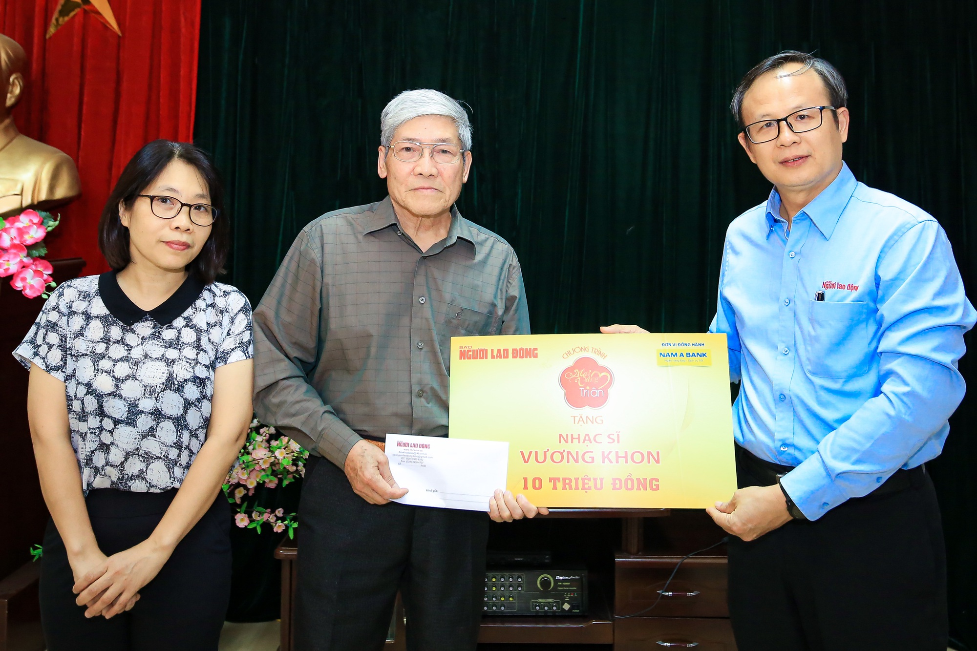 "Mai Vàng tri ân" tặng quà nhạc sĩ Vương Khon và nhà văn Huỳnh Nguyên tại Lai Châu