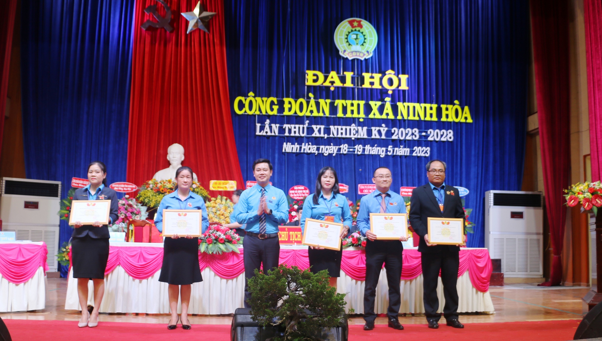 &Ocirc;ng Nguyễn Hữu Nam t&aacute;i đắc cử Chủ tịch LĐLĐ thị x&atilde; Ninh H&ograve;a - Ảnh 7.