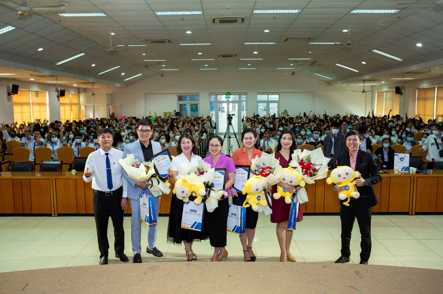 1.000 sinh viên Đại học UFM giao lưu, chia sẻ kinh nghiệm truyền thông trong bối cảnh chuyển đổi số. - Ảnh 1.