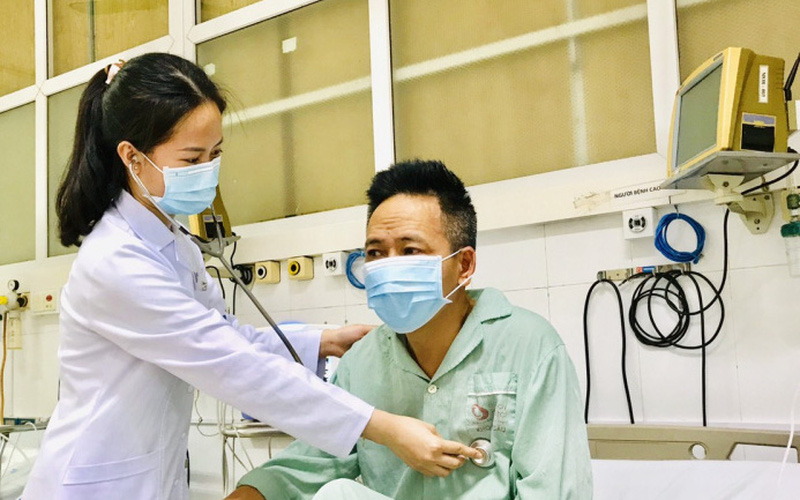 Người đàn ông uống nhầm hóa chất tẩy rửa - Ảnh 1.