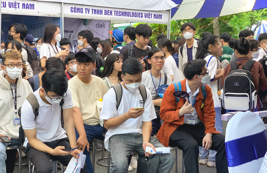 Sinh viên xếp hàng phỏng vấn tìm việc - Ảnh 2.