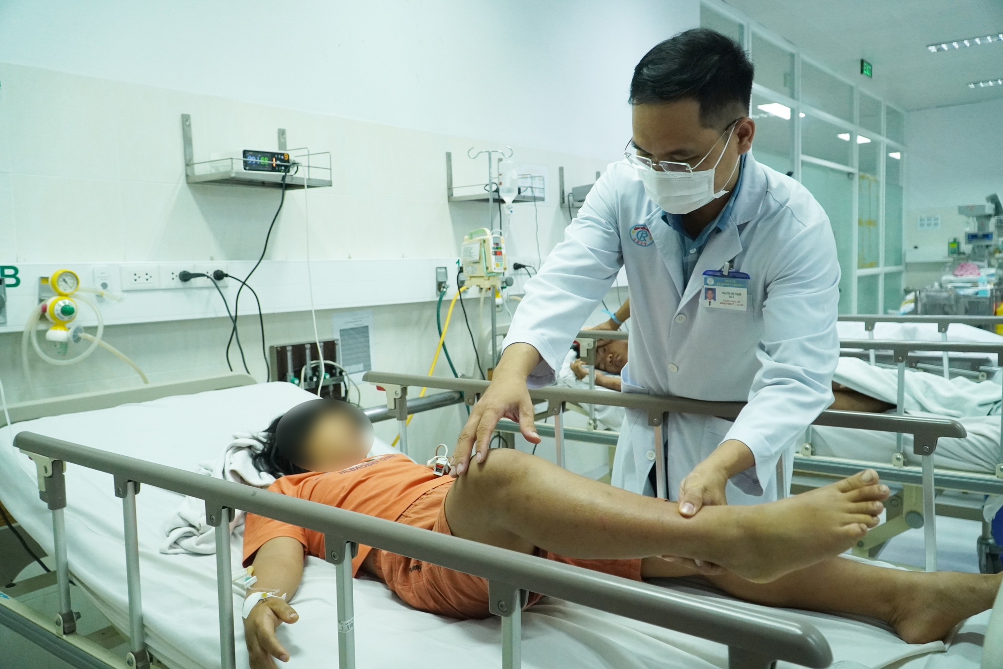 Vụ 3 anh em ngộ độc chả lụa: Một trẻ suy hô hấp tăng dần