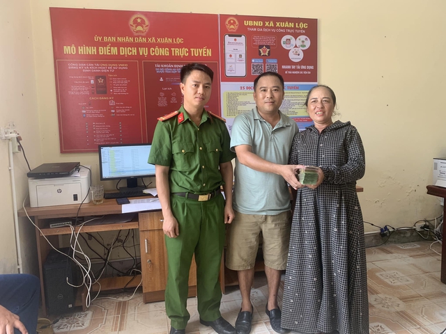 Nhặt được 58 triệu đồng, anh Nguyễn Quốc Tuấn tìm "khổ chủ" để trả lại