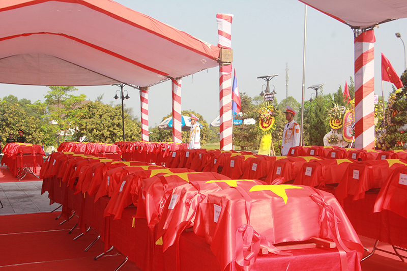 Truy điệu, an t&aacute;ng 96 h&agrave;i cốt liệt sĩ hi sinh tại L&agrave;o - Ảnh 1.