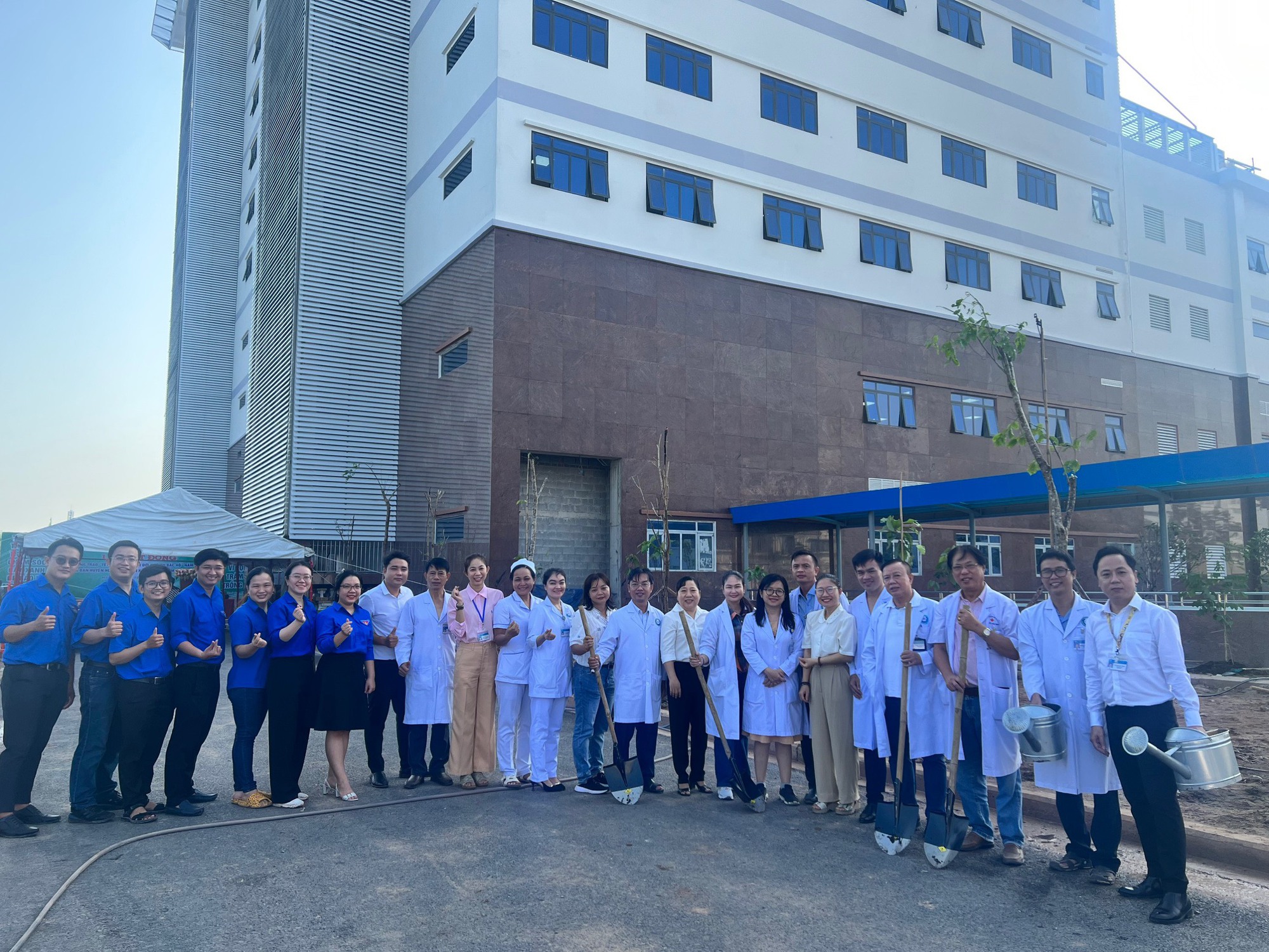 Bệnh viện có bãi đáp trực thăng phủ xanh không gian - Ảnh 6.