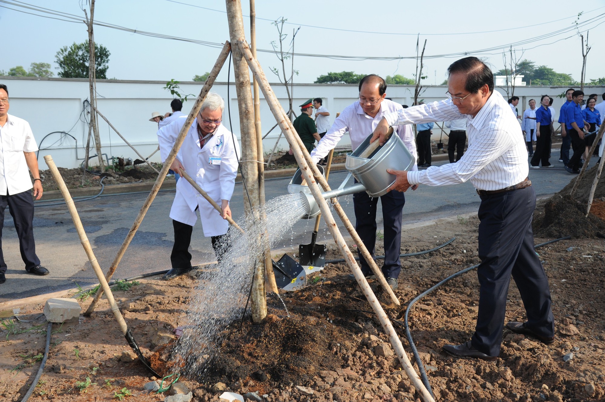 Bệnh viện có bãi đáp trực thăng phủ xanh không gian - Ảnh 1.