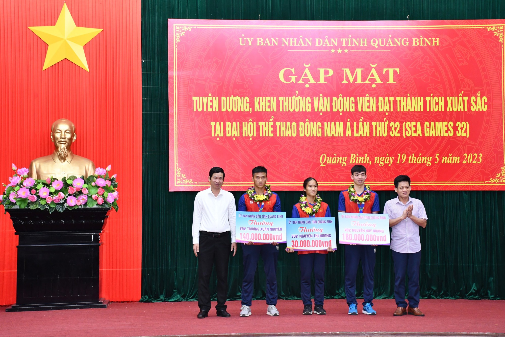 Quảng Bình khen thưởng 3 VĐV xuất sắc tại SEA Games 32 - Ảnh 1.