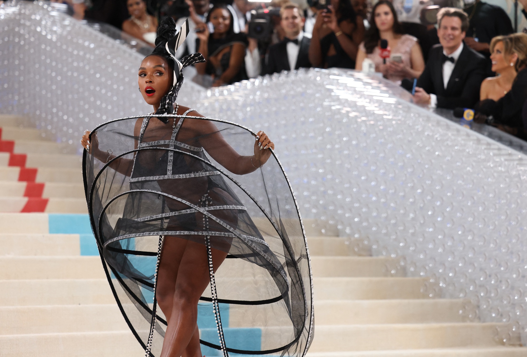 Những trang phục độc, lạ tại Met Gala 2023 - Ảnh 10.