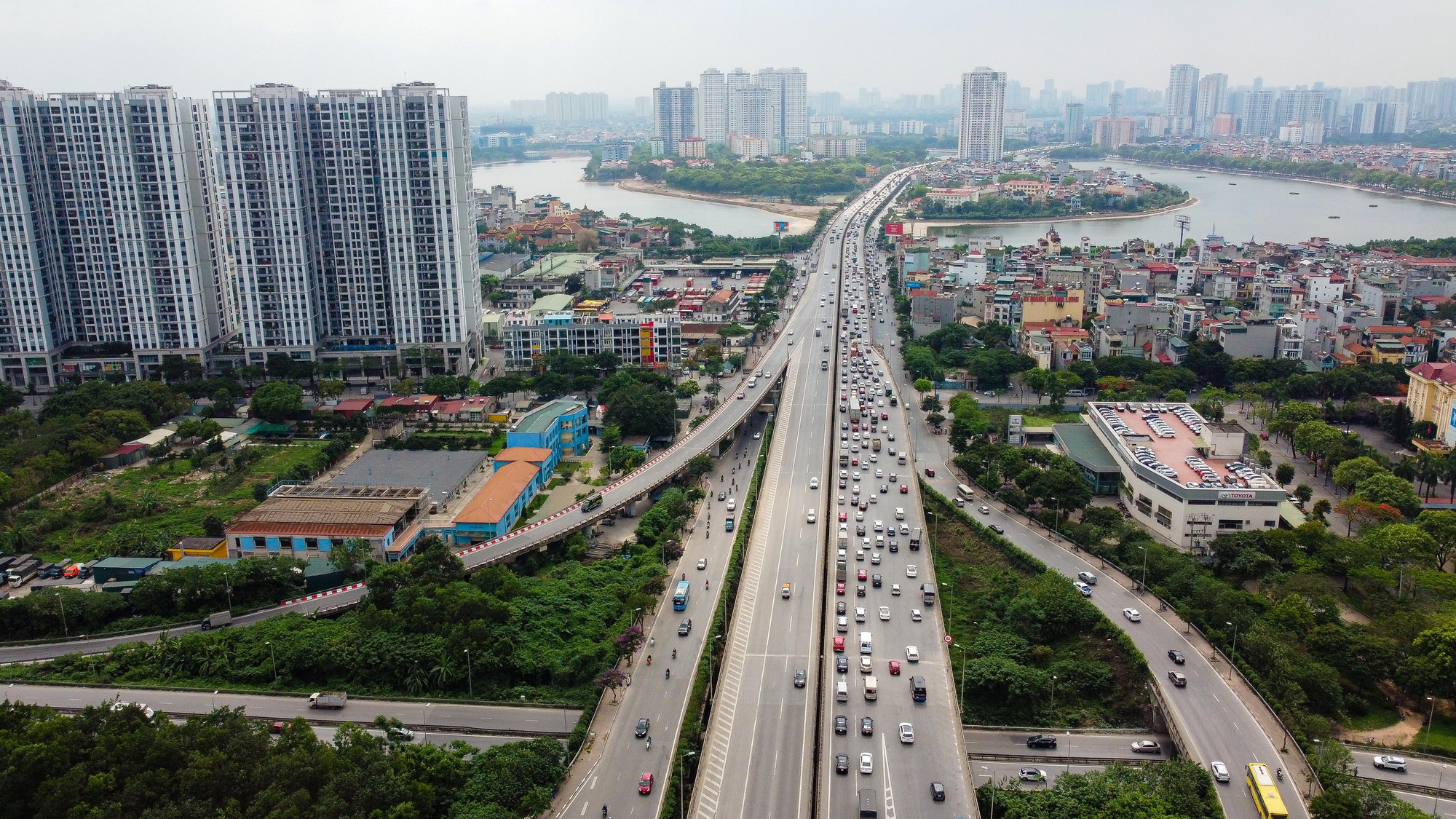 Người dân trở lại Thủ đô sớm, cửa ngõ Hà Nội ùn tắc nghiêm trọng