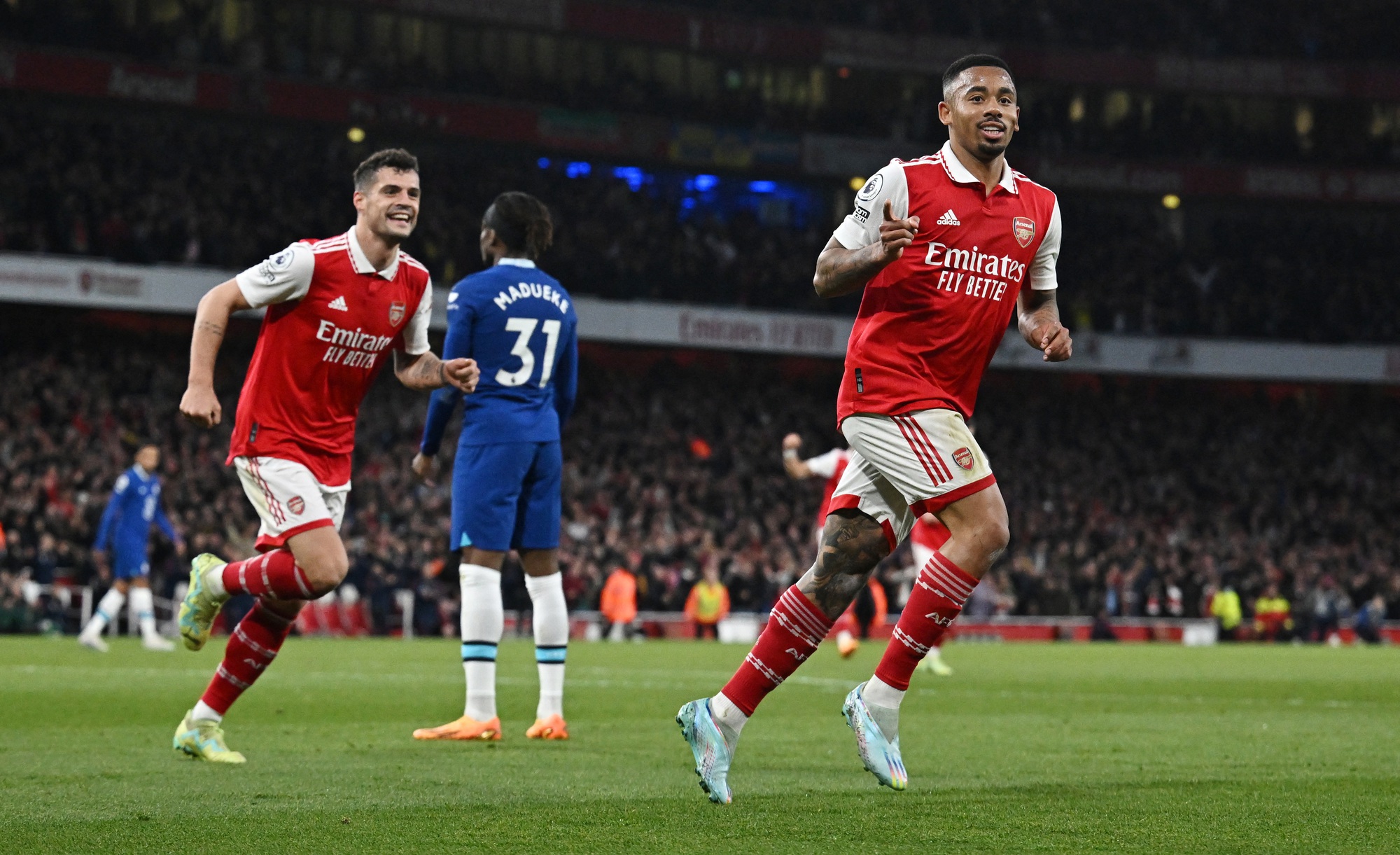 Thắng đại chiến th&agrave;nh London, Arsenal đ&ograve;i lại ng&ocirc;i đầu Ngoại hạng - Ảnh 5.