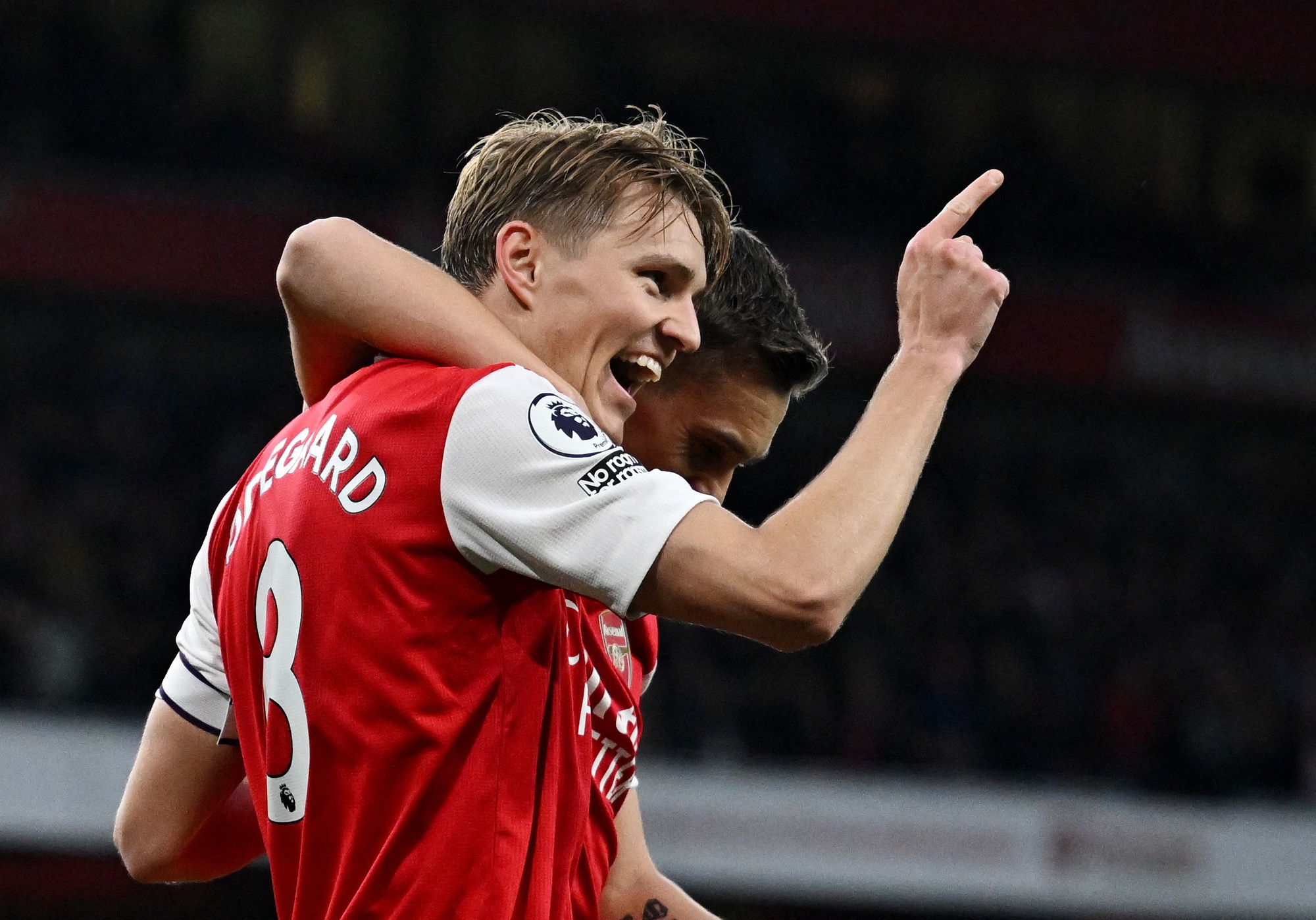 Thắng đại chiến th&agrave;nh London, Arsenal đ&ograve;i lại ng&ocirc;i đầu Ngoại hạng - Ảnh 3.