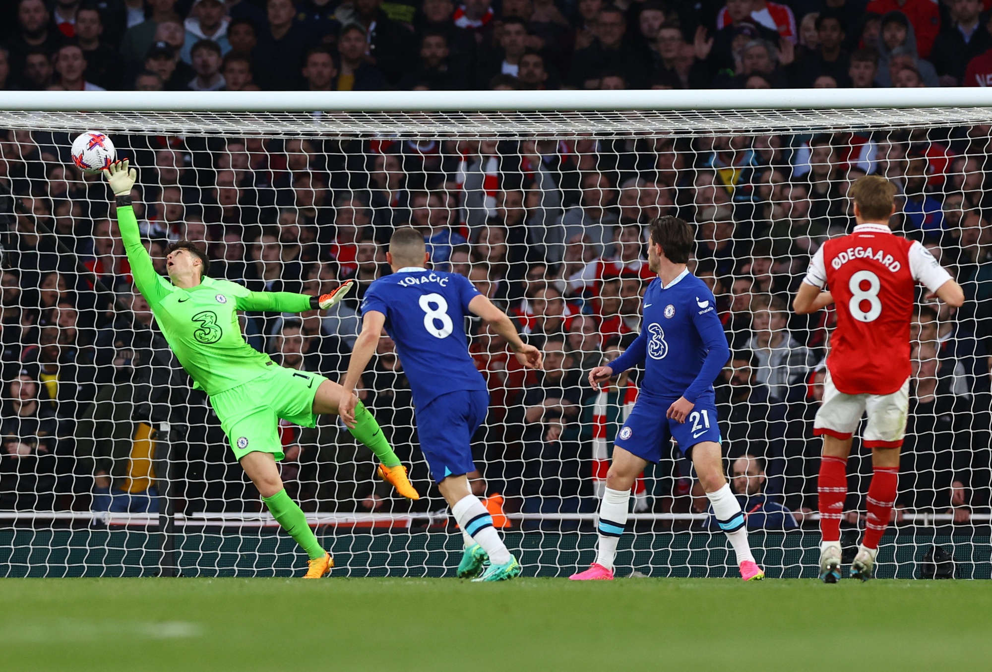 Thắng đại chiến th&agrave;nh London, Arsenal đ&ograve;i lại ng&ocirc;i đầu Ngoại hạng - Ảnh 2.