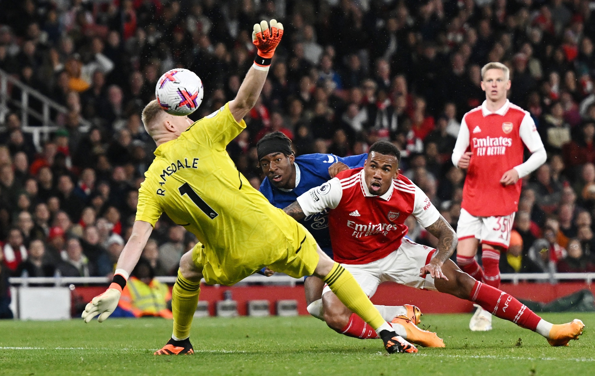 Thắng đại chiến th&agrave;nh London, Arsenal đ&ograve;i lại ng&ocirc;i đầu Ngoại hạng - Ảnh 6.