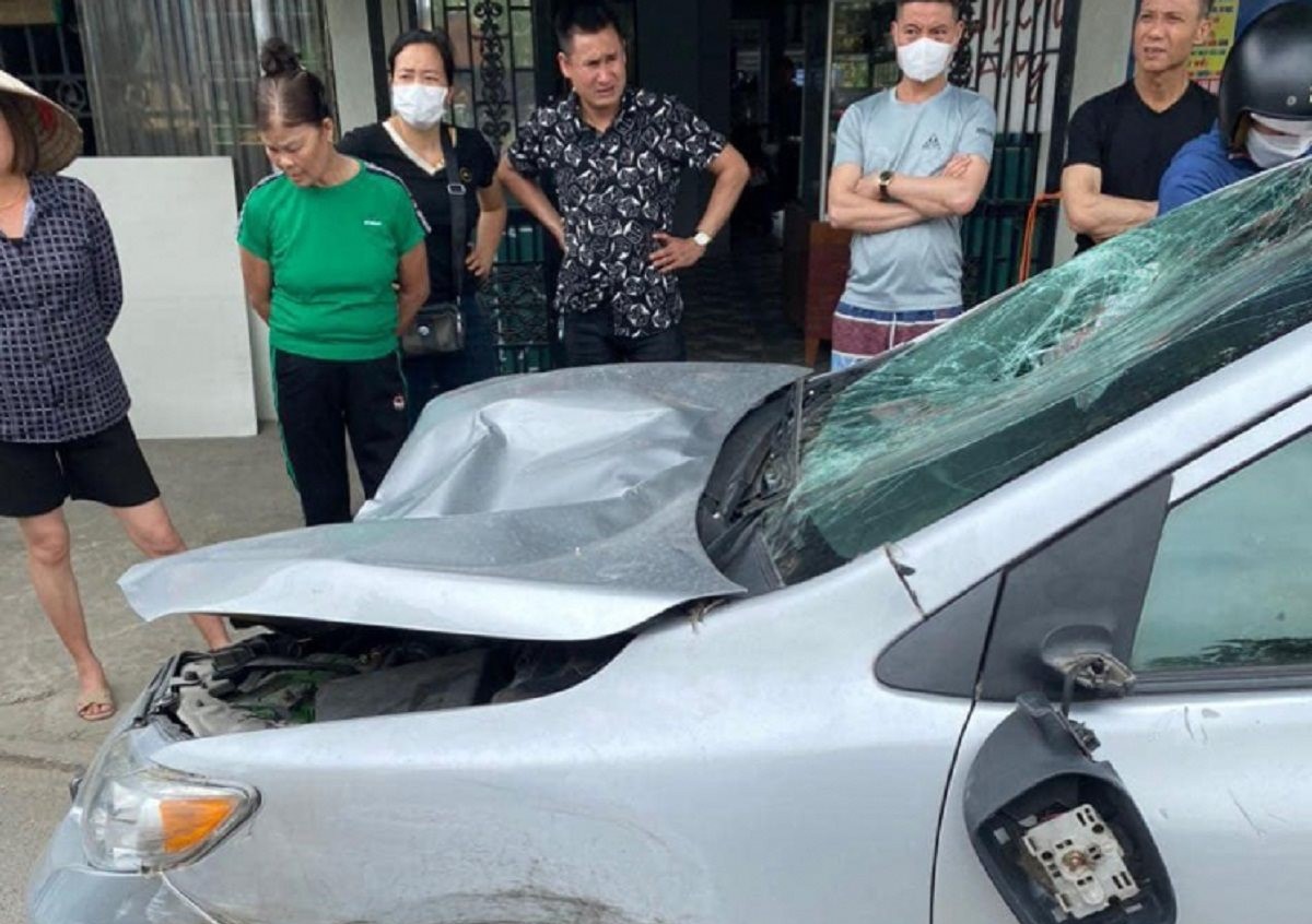 Xe ôtô bất ngờ tông 2 người đi bộ tử vong