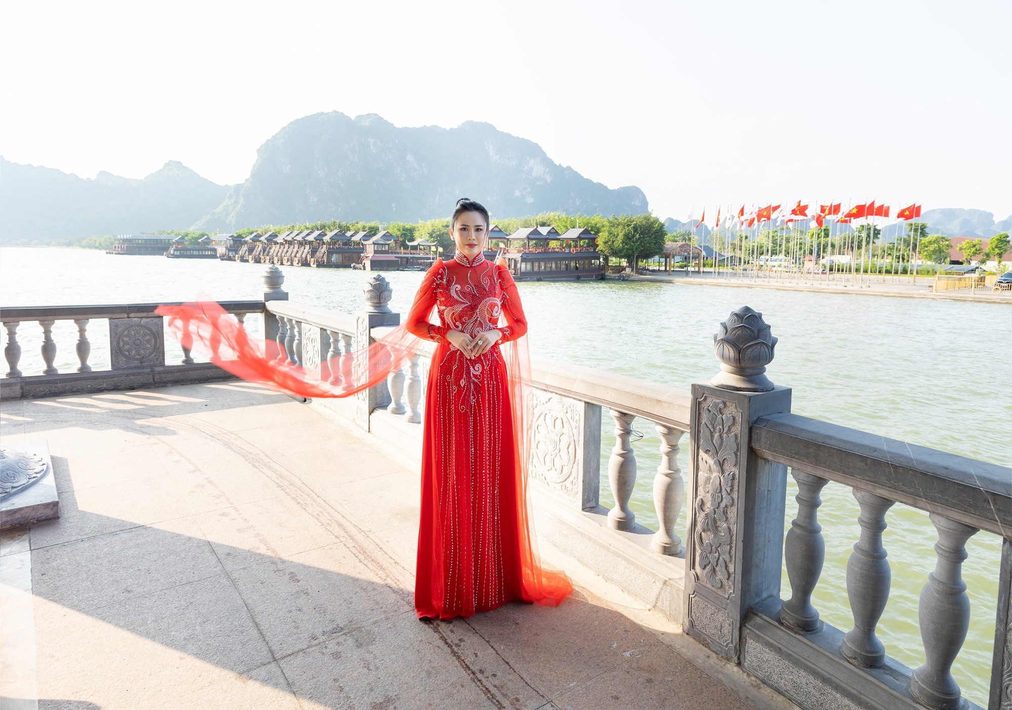 Hoa hậu L&yacute; Kim Ng&acirc;n khoe sắc &aacute;o d&agrave;i tại H&agrave; Nam - Ảnh 5.