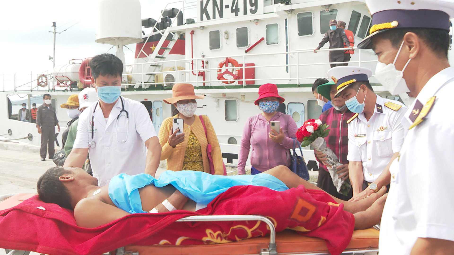 NGƯỜI THẦY THUỐC TRONG TÔI: Chiến sĩ áo trắng nơi đầu sóng ngọn gió