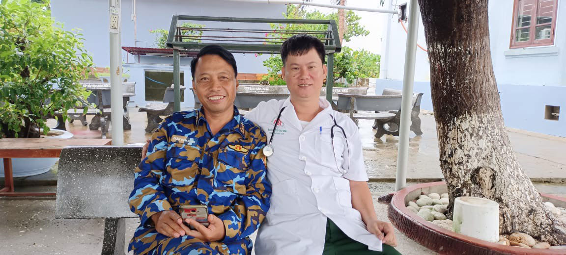 NGƯỜI THẦY THUỐC TRONG T&Ocirc;I: Chiến sĩ &aacute;o trắng nơi đầu s&oacute;ng ngọn gi&oacute; - Ảnh 1.