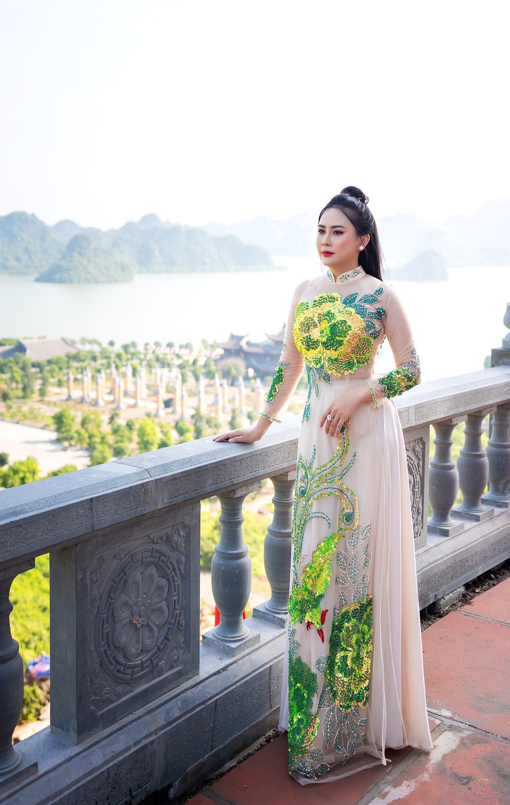 Hoa hậu L&yacute; Kim Ng&acirc;n khoe sắc &aacute;o d&agrave;i tại H&agrave; Nam - Ảnh 1.