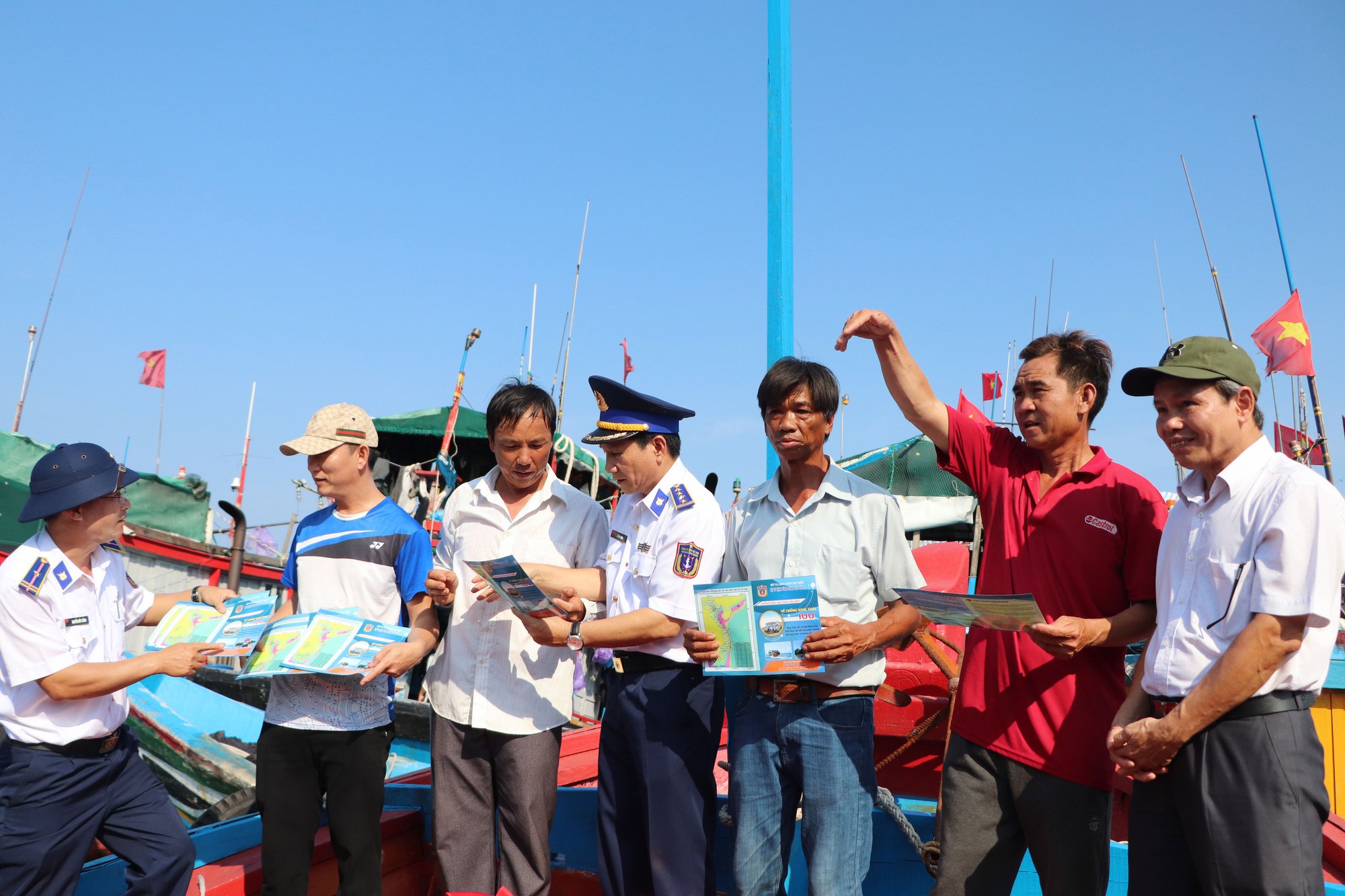 Tuyên truyền ngư dân thực hiện quy định IUU