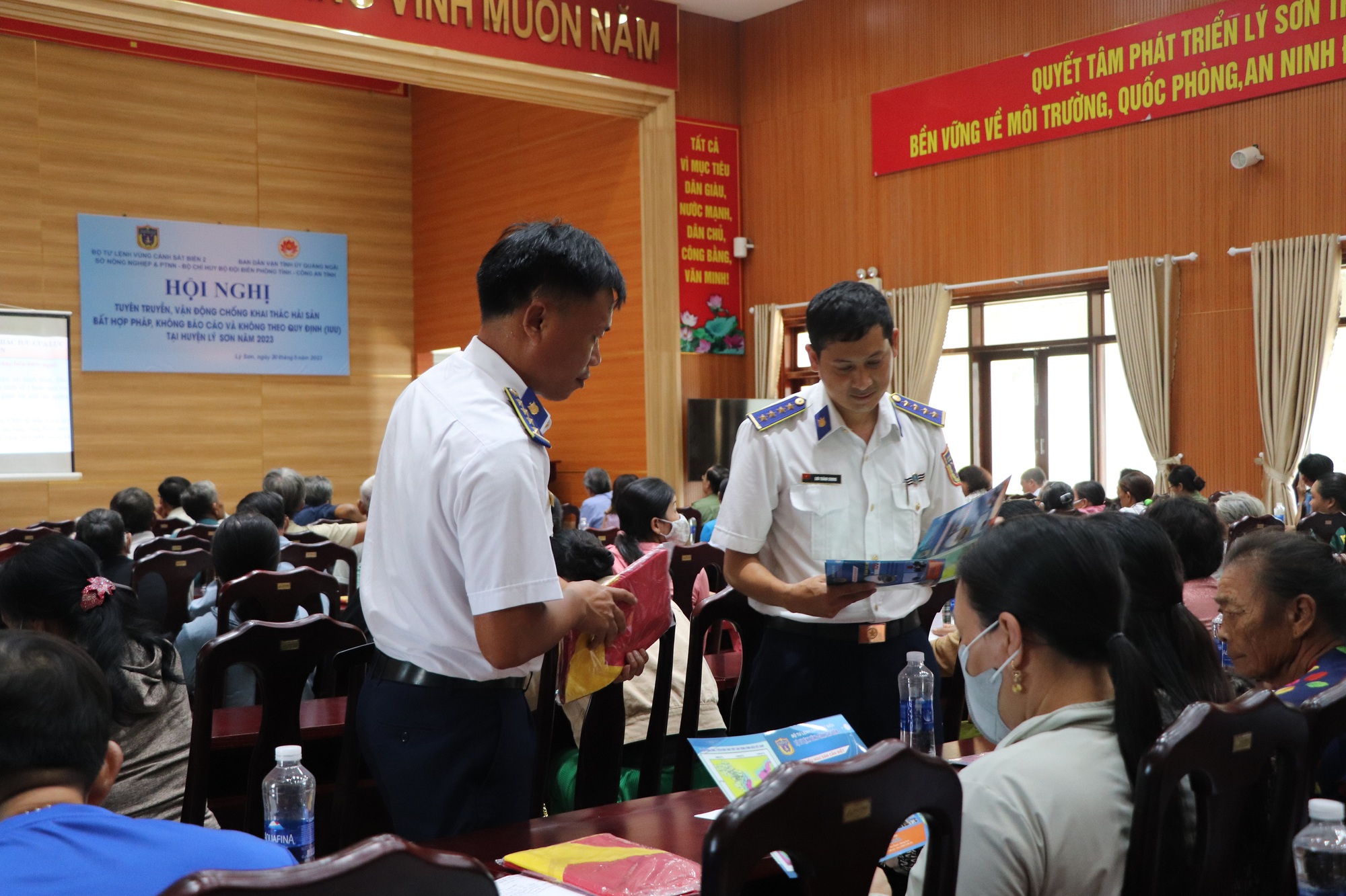 1.000 l&aacute; cờ Tổ quốc, 270 suất qu&agrave; đến với b&agrave; con huyện đảo L&yacute; Sơn - Ảnh 3.