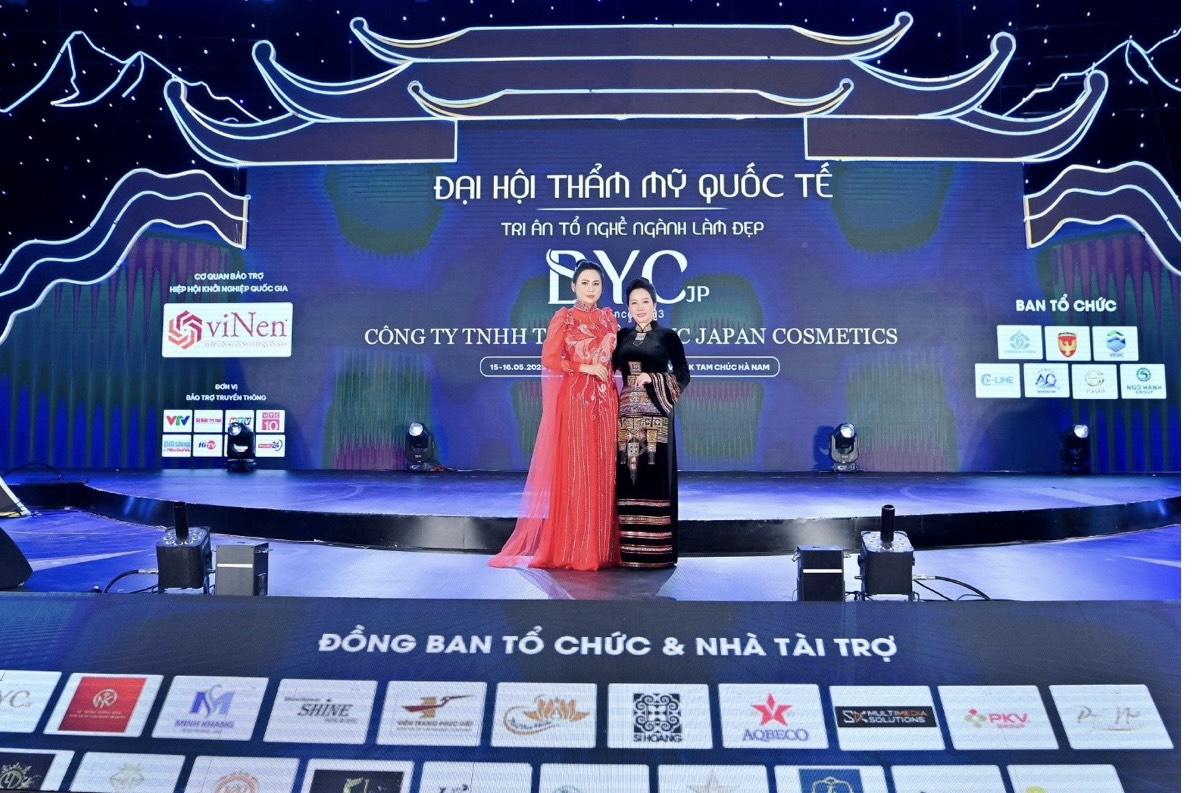 Hoa hậu Lý Kim Ngân khoe sắc áo dài tại Hà Nam