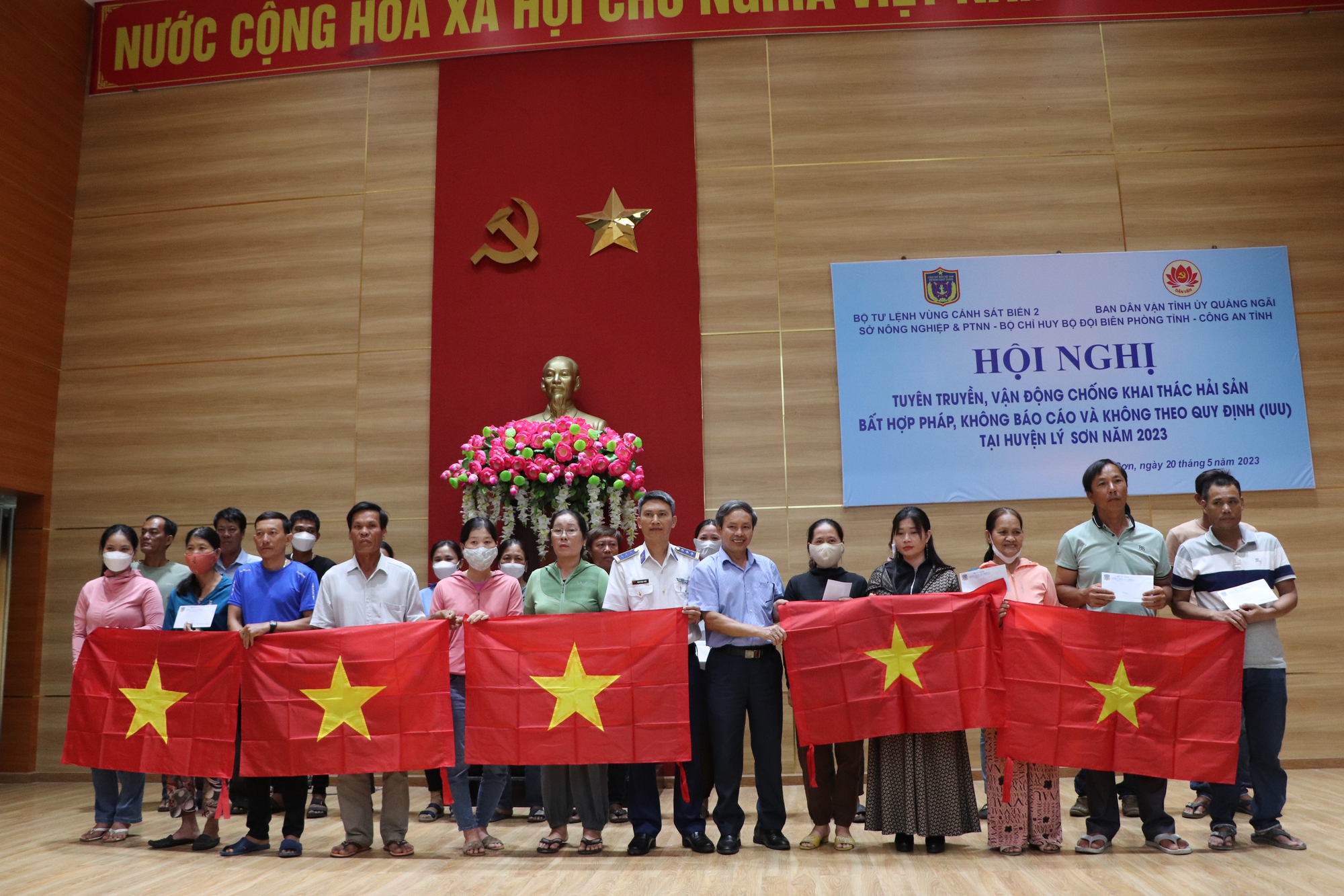 1.000 l&aacute; cờ Tổ quốc, 270 suất qu&agrave; đến với b&agrave; con huyện đảo L&yacute; Sơn - Ảnh 1.